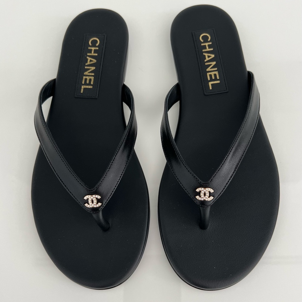 CHANEL 25A CC CRYSTAL BLACK LEATHER THONG SANDALS SIZE IT 37.5 / US 7.5 NIB!